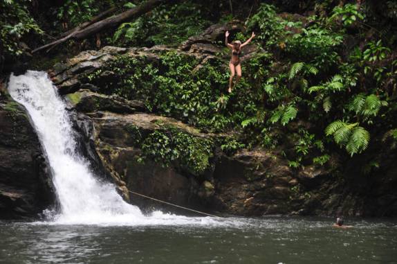 Saltando no poço da Cachoeira do Rio Seco, no Parque Nacional de Matura, em Trinidad